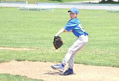 Gavin Dowell pitching in the championship game for Lansing 10u_gavin400
