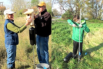 Volenteer help install nest boxes. Photo by Jody Enck nestbox_volunteers_by_jody_enck