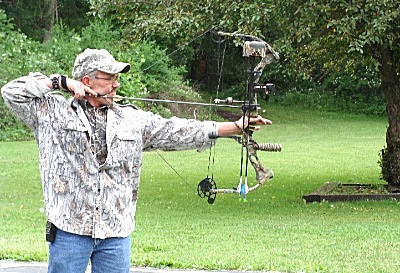 Charlie Neff takes aim in the 3D shoot lrgss_charlieneff