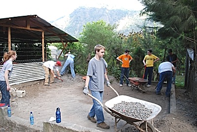 Youth Mission members working at San Lucas Tolimán, Guatemala ymg_working
