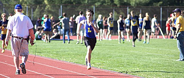 trackandfield Jack Thomas winning 1600m run