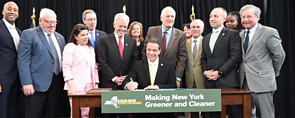 April 22, 2019--Greenvale--Governor Andrew M. Cuomo signs a bill into law banning single use plastic shopping bags in New York State at a ceremony held on Earth Day, Monday April 22, 2019 at Long Island University. (Kevin P. Coughlin/Office of Governor Andrew M. Cuomo) cuomo plasticbags