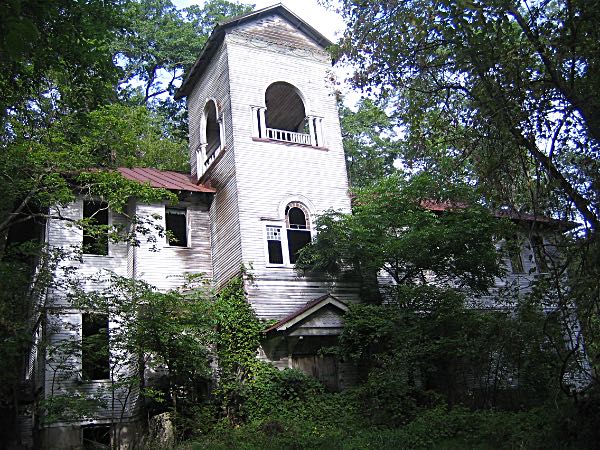 Before the current Lansing Central School District was formed Lansing was divided into 23 school districts, each with its own school house. A few of these school houses still exist. The largest is the Ludlowville Union School (district #9), which sits in faded glory on a hill, hidden behind the main street in Ludlowville. ludlowville unionschool600